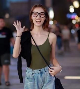 「 纽扣」有5颗扣子！，她的腰有多细？我穿紧身的裤子她改小2次才穿得了