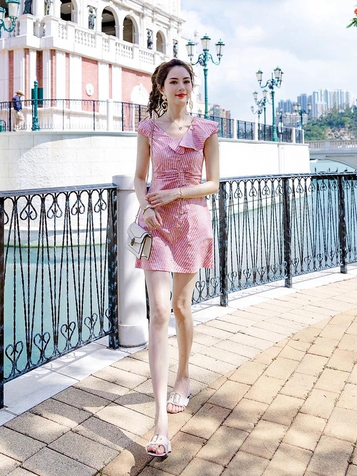 街拍美女：小姐姐高挑迷人的身材，身穿一件冷淡风连衣裙！