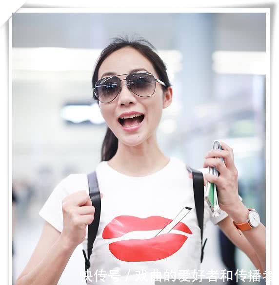 韩雪不得了!穿白T恤配了个双肩包,网友直呼35岁变15岁!