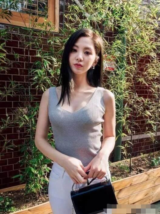 街拍: 少妇和少女区别在哪? 看看图1和图4你就知道了!