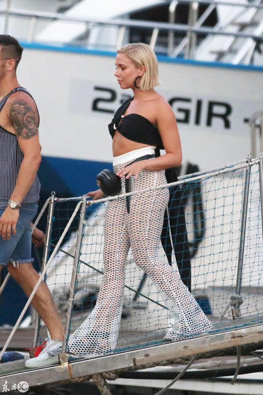 爱岛明星Gabby Allen和朋友们在西班牙Ibiza附近散步，打扮奇特