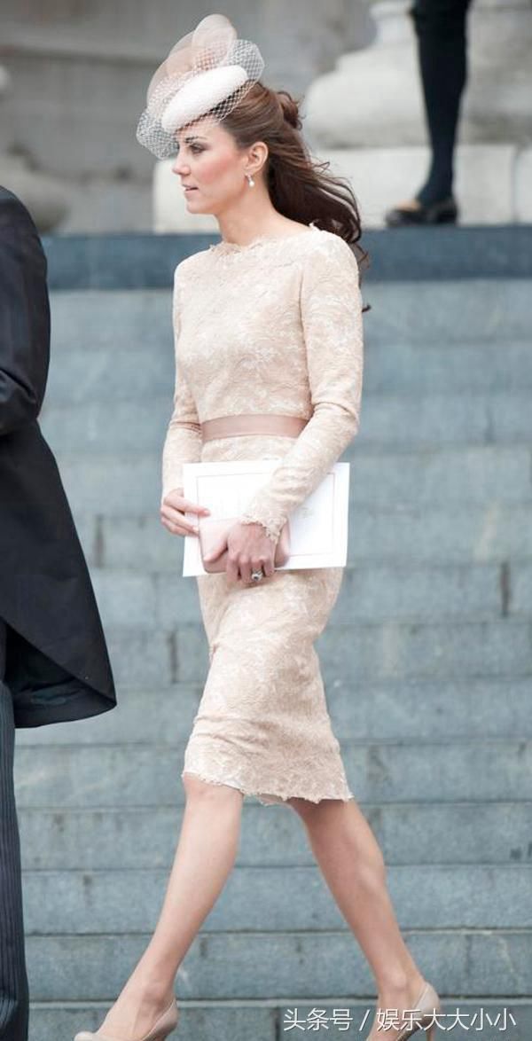 凯特王妃最爱的鞋子，一双鞋毁了一身衣，网友：跪求王妃换双鞋！