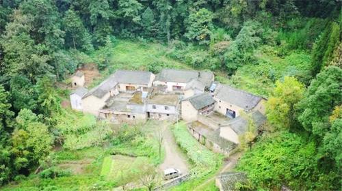 云南深山老林里藏着古院落，只有几户人家，风景优美人迹罕至
