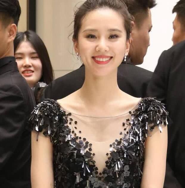 刘诗诗穿深V亮相，再加一件背心防止走光，网友:吴奇隆管的真严