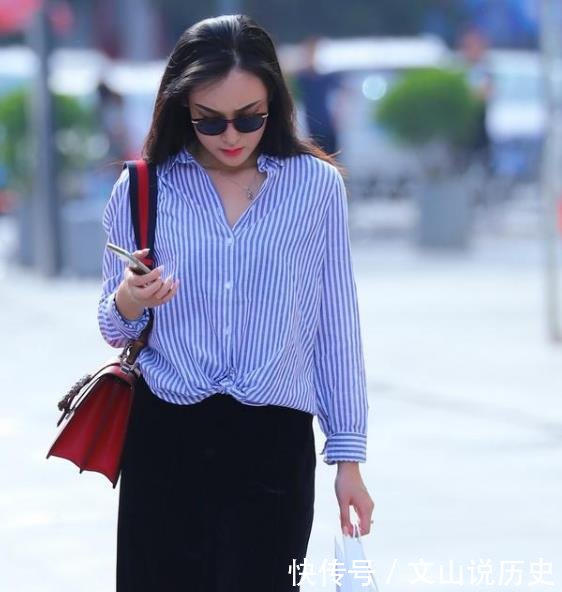  面带微笑：街拍面带微笑的美女，一条白色的连衣裙，时尚靓丽气息