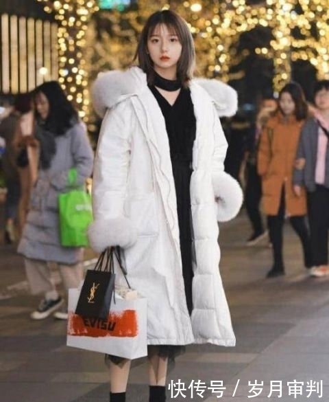 『黑色』街拍:语笑嫣然的小姐姐,一件黑色上衣配紫色休闲裤,青春靓丽美
