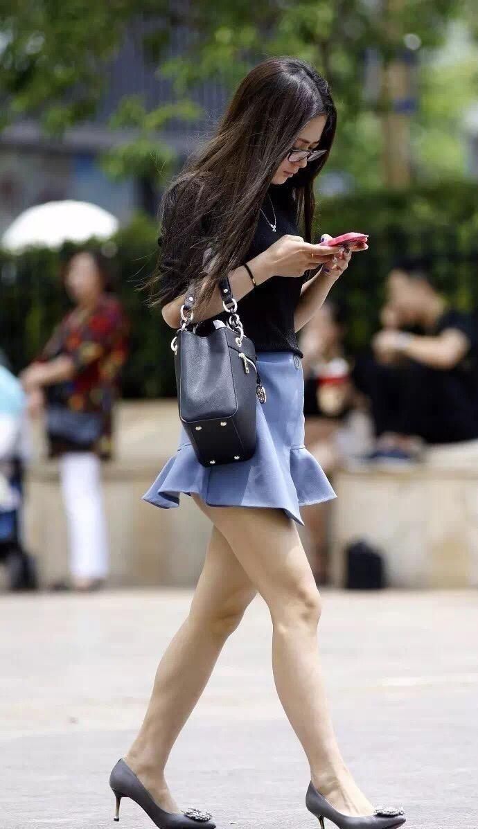 街拍:乌黑长发的女神如此美腿温润白皙，修长俏丽，实在是难得啊