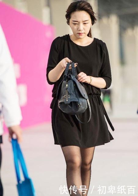 【 大方】小姐姐笑起来优雅大方，街拍：蓝色紧身衣搭配白色短裤