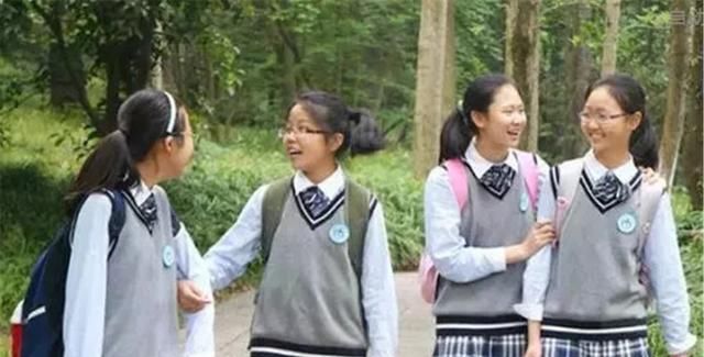  【女生】为何普通学校女生校服是裤子,而贵族学校却是裙子?原因过于现实