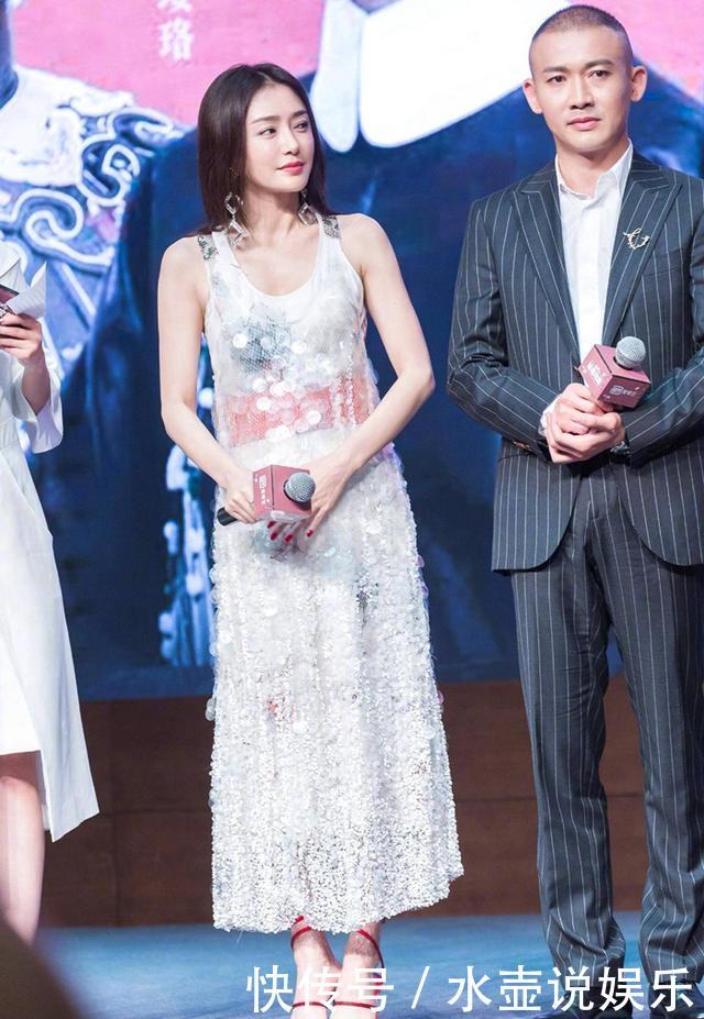 秦岚佘诗曼同台，亮片裙一字肩齐上阵，气质一点不输27岁吴谨言！