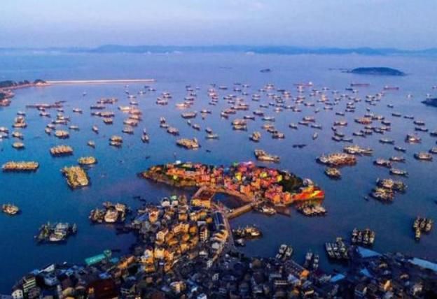 浙江滨海小城爆红抖音，建筑都是欧美风格，海鲜还随便吃