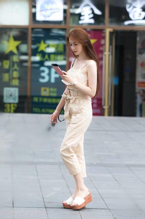 街拍：清纯可爱的小姐姐，身材纤细性感，气质优雅迷人！