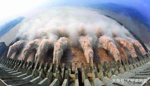 当时修建三峡大坝，是怎样截断长江急流的？真佩服中国工程师