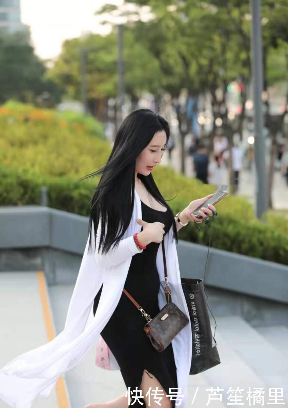 [ 瞬间]清新脱俗瞬间变得不一样！，街拍：小姐姐穿连衣裙出街