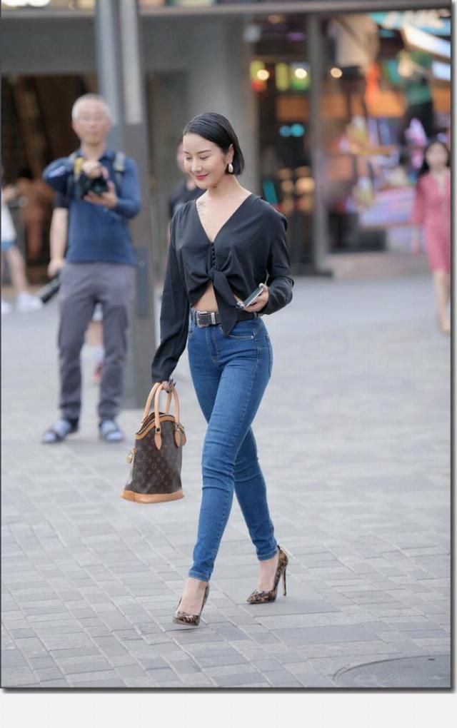 提升自己■时尚街拍:灰黑色给人一种新鲜感,穿在的身上有一种朦胧美