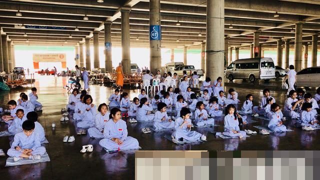 世界上最大道场，建于沼泽之上，供奉百万尊佛像