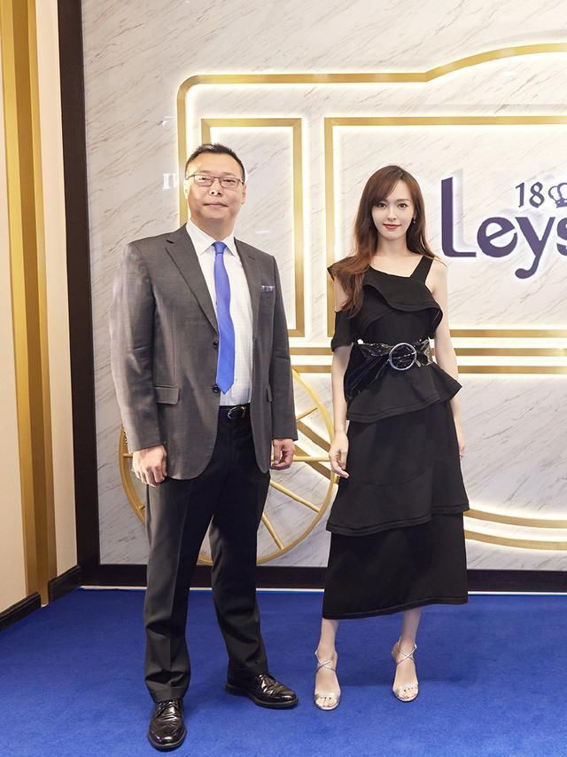 34岁唐嫣和35岁张钧宁同穿黑裙，相差1岁，气质差距太大