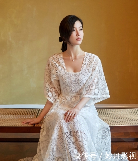 # 杨子姗的穿搭#看上去性感又撩人,杨子姗性感蕾丝裙看得人心都醉了!抹胸的设计