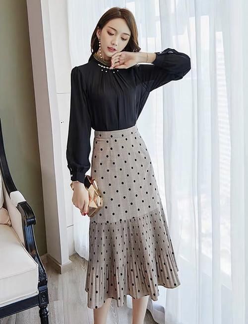  『春天』套装裙：用波点鱼尾裙的元素搭配你整个优雅气质的春天