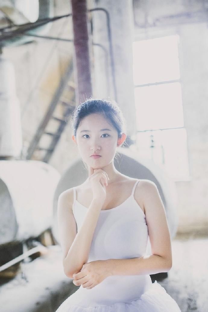 芭蕾少女丰满性感制服写真图片