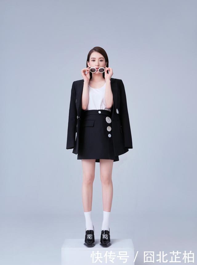  「精致」方媛微调后脸型真精致，穿搭时尚满满贵妇感，婚后天王嫂气场更足