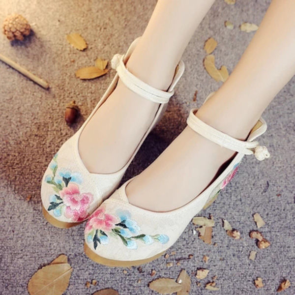 今年的老北京布鞋又火了，清凉舒适不累脚，洋气的不要不要