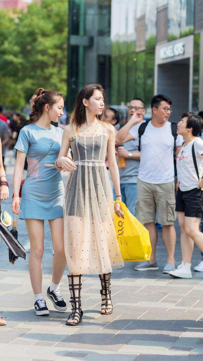北京街拍：长相甜美的小姐姐，打扮起来更是好看到想撩她！