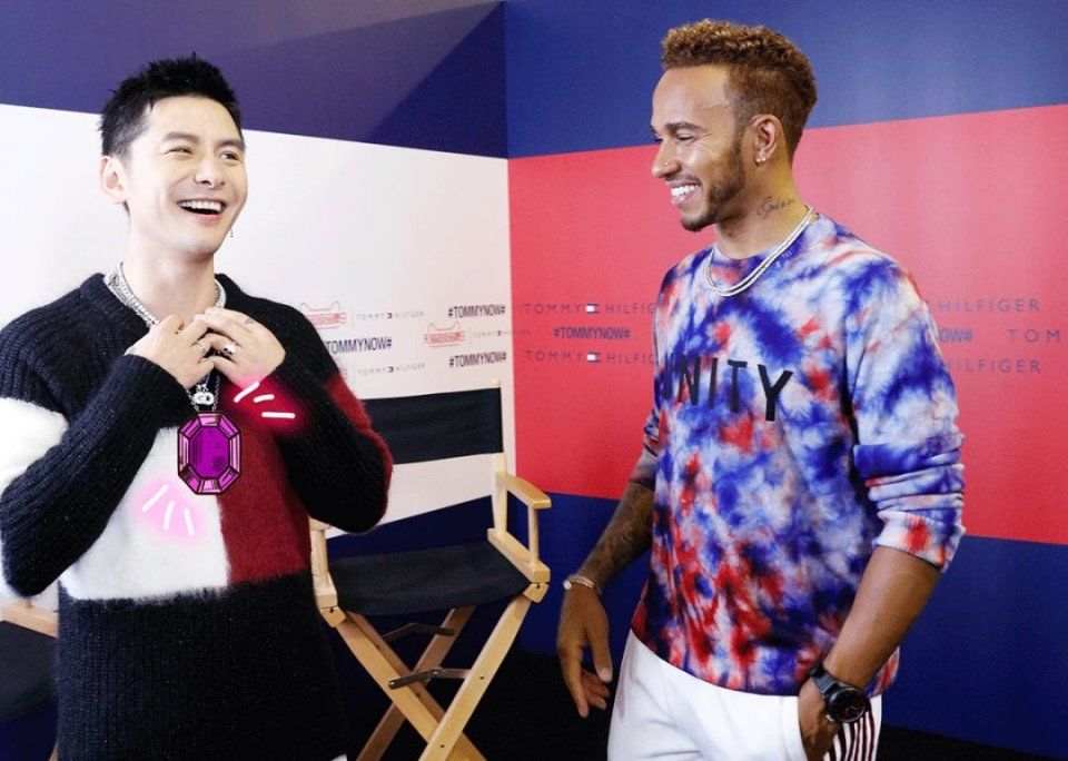 看热闹 | 这些人跑到黄浦江边比谁钻石大，你猜比伯嫂的排第几?