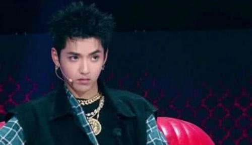 小伙让理发师照着吴亦凡的发型剪，理发师剪成这样，网友：笑喷了