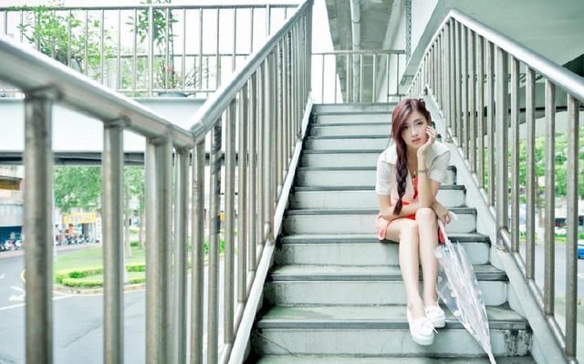 穿粉色短裙的邻家女孩，苗条的身姿给人留下一个优美的背影！