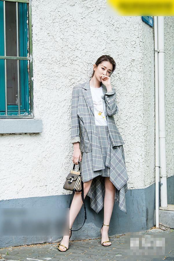 好不容易穿出高级感的乔欣，全被这一双鞋子毁了！