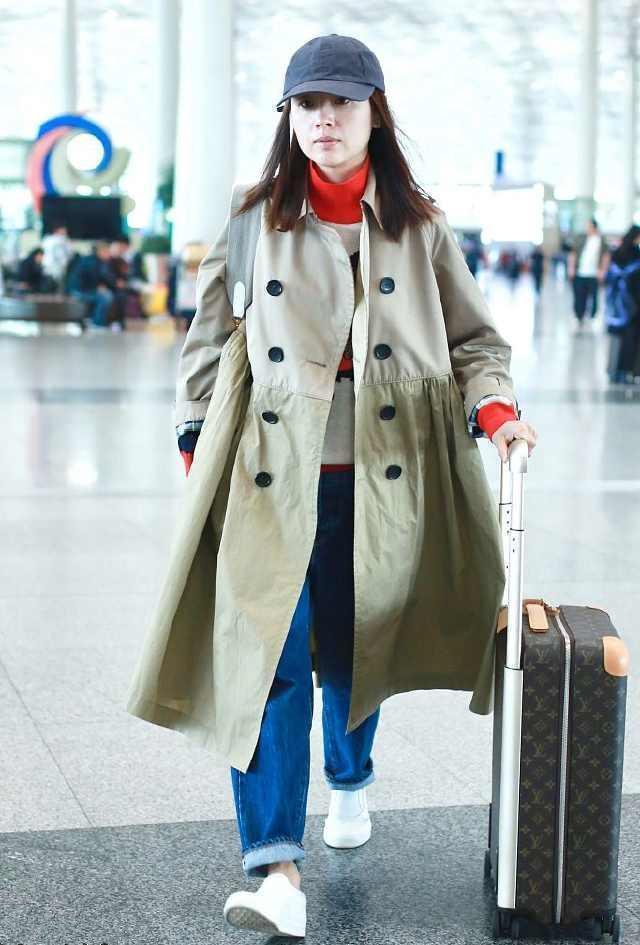 唐嫣和董洁机场同穿卡其色风衣, 只差4岁竟一个似超模一个似村姑