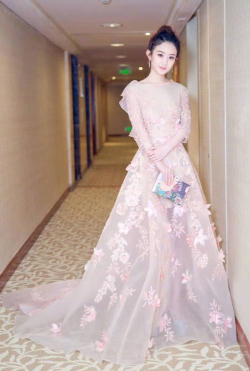 身高不够鞋子来凑！赵丽颖一袭花裙惊艳亮相，鞋都有20厘米？