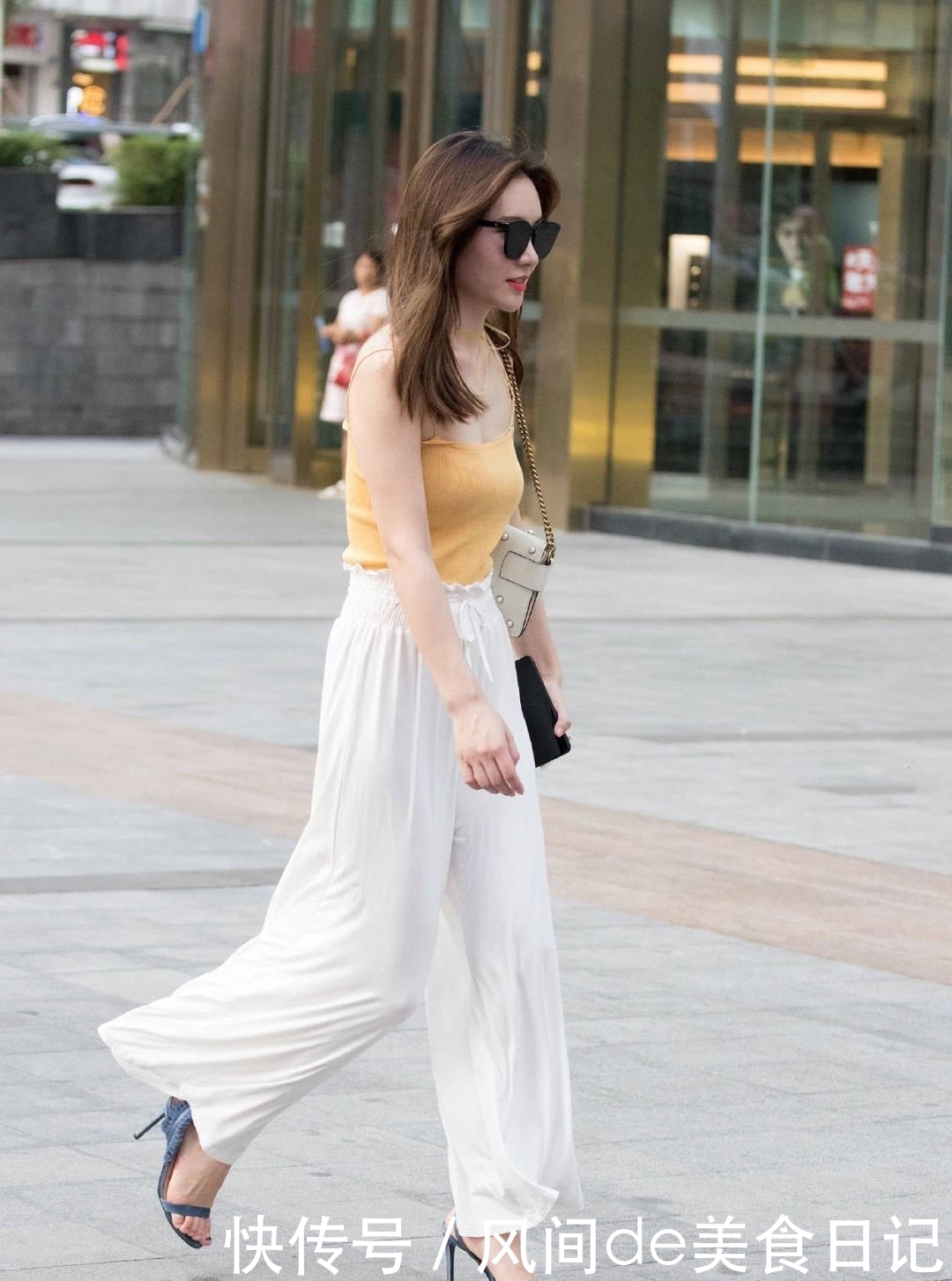 上线:街拍女神:最适合秋天穿的阔腿裤已上线,小姐姐穿上摇曳多姿