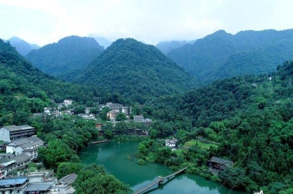 盛夏酷热难耐 去峨眉山避暑享清凉