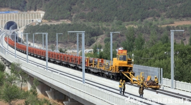  [速度]外国人：中国高铁为何总修绕弯，直线速度才最快，工程师