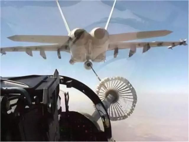 空中加油出现意外带回大礼物,美航母舰载机紧