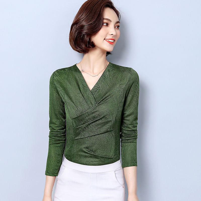 中秋近，你还在穿连衣裙?50岁的婆婆换上这小衫后，洋气又减龄