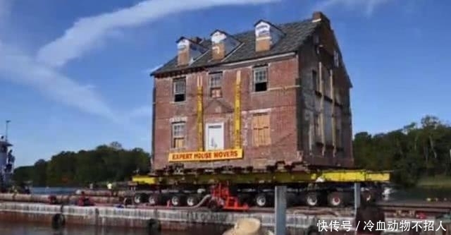 硬核搬家!美国男子开船拖400吨重的豪宅到海边 耗资7百多万