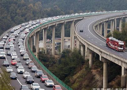 高速上造成堵车的3大“原因”找到了，可惜交警也没有好办法！