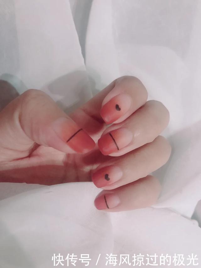  会给人一@看惯了纯色美甲，不妨试试渐变美甲款式，星空浪漫之感扑面而来