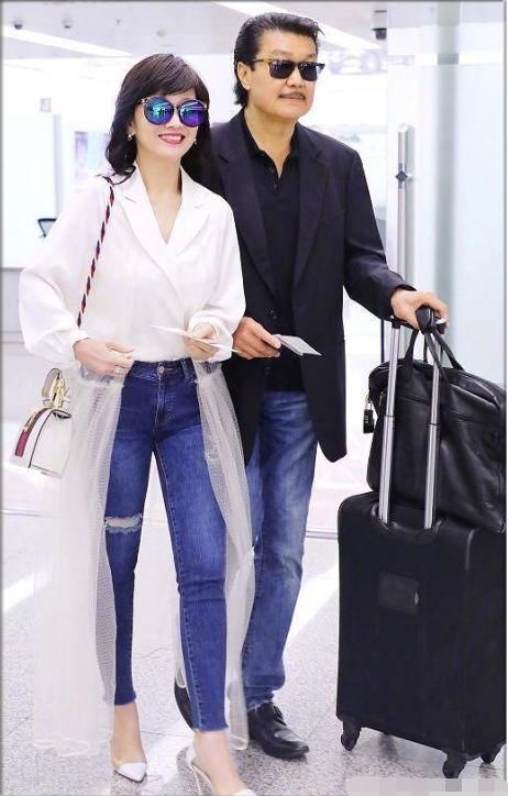 64岁赵雅芝真会玩!牛仔裤外面非要套层纱,网友:难怪老公会跟着