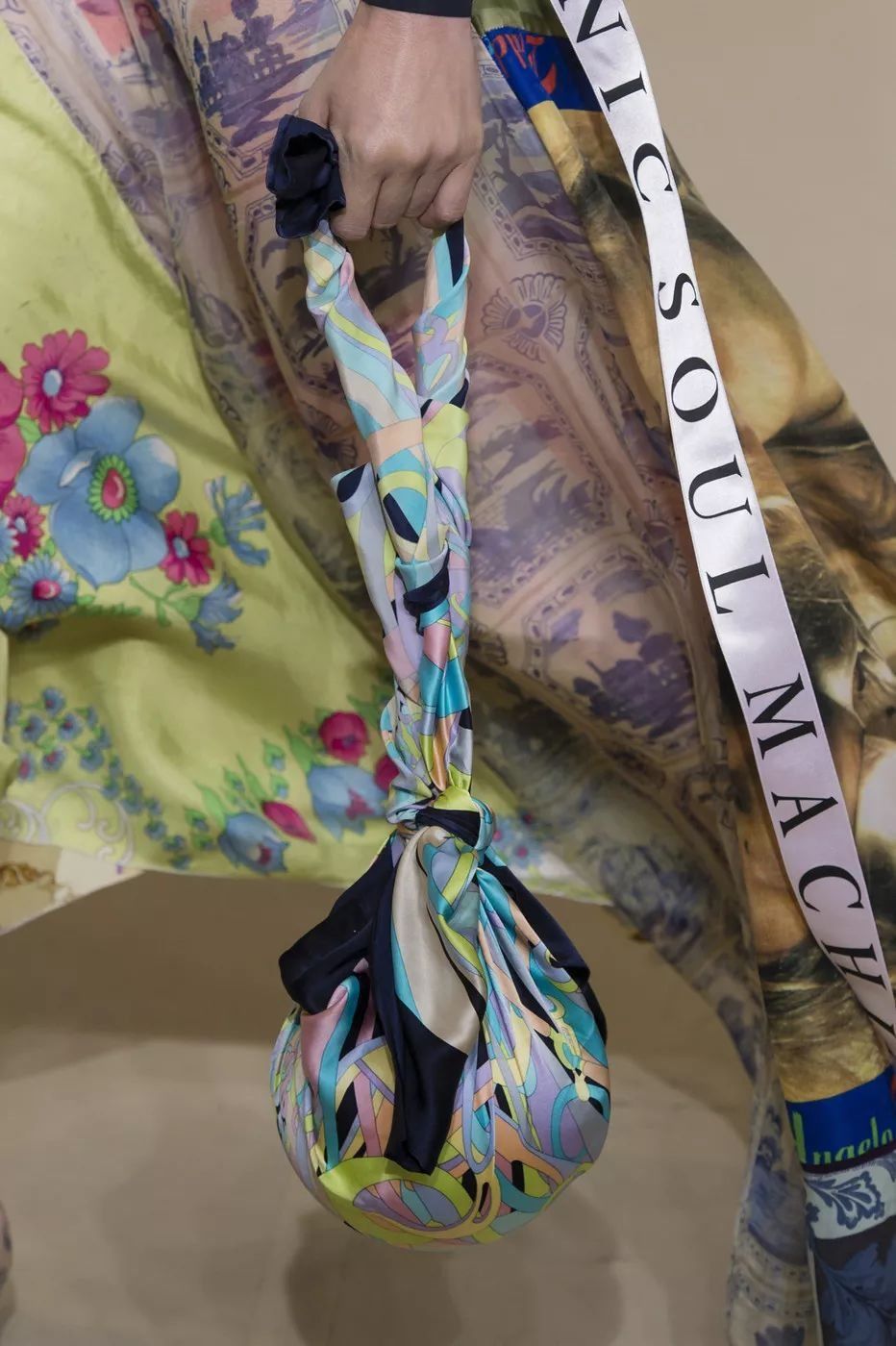 从秀场到街头，今夏最火的连衣裙是这一条!