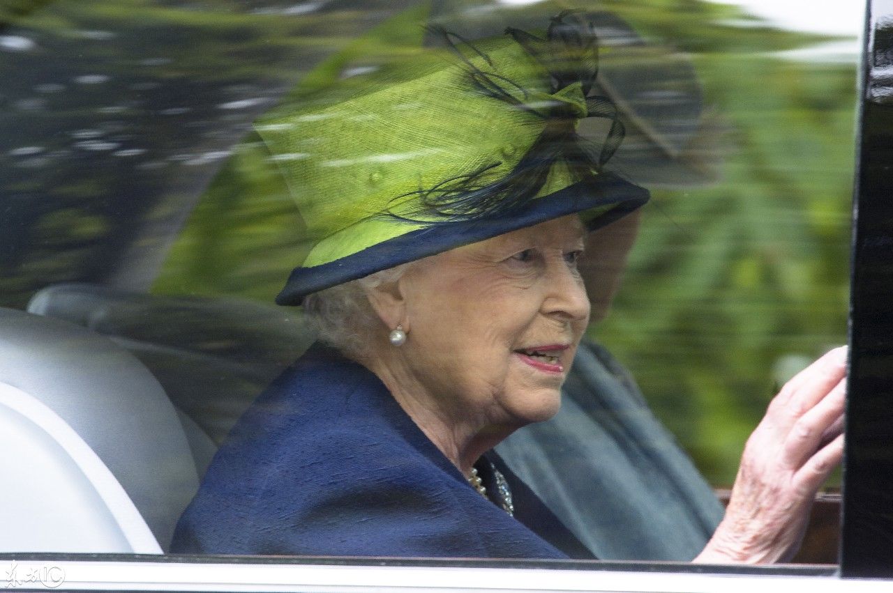 连续85年打卡苏格兰盛会之后，英女王戴“特别颜色礼帽”赴教堂