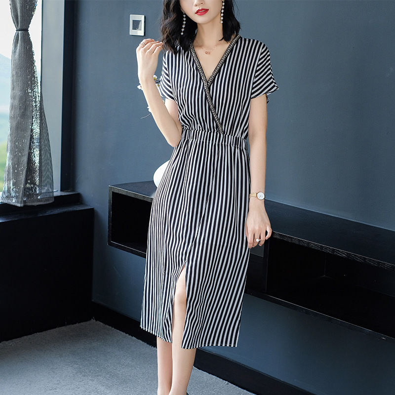 如今女人穿衣真大胆，深V装实力”真空“亮点满满，秀出傲人身材