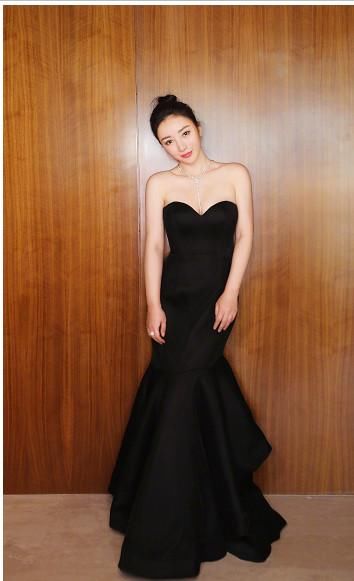 性感女神也可以hold住清纯帅气，柳岩的驭衣术了解一下？