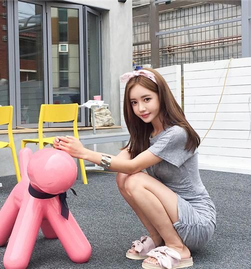 曼妙多姿的紧身裙美女，清新唯美，散发出华丽气质！