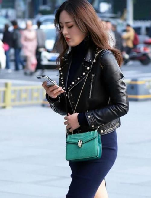 『连体』街拍:面带微笑的美女,一件白色连体裤外搭灰色开衫,时尚唯美