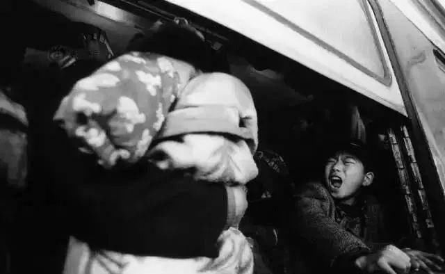  排队■被藏40年的春运偷拍照：那一年，我排队到通宵，那一年…