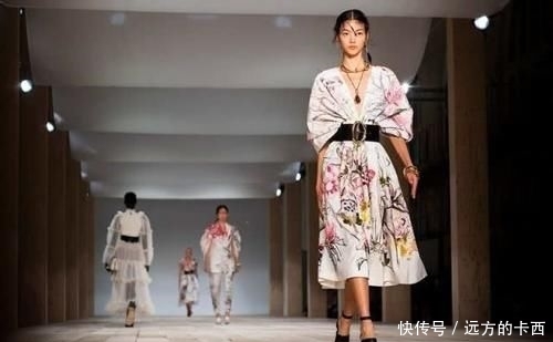 「个性」18岁日法混血模特成时装周新宠,古怪精灵极具个性